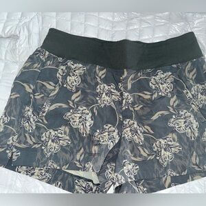 Trekkie north printed short - size 12 NWT - Athleta